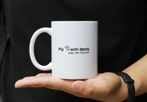 Hrnek s logem Fly with Denis